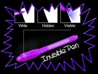 UV pero s neviditelným inkoustem a UV světlem